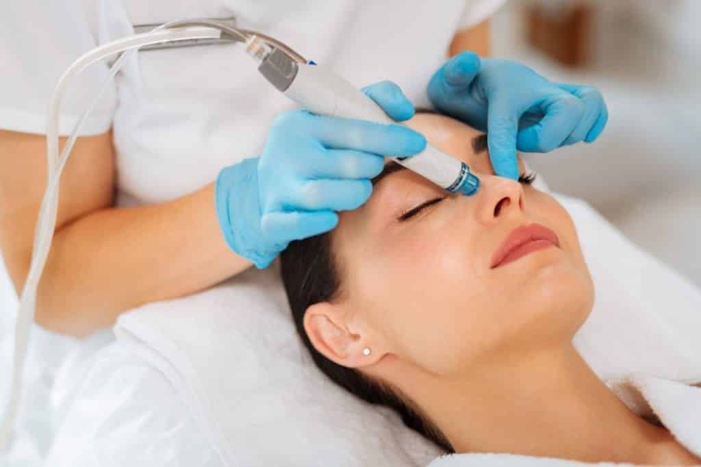 Woman receiving HydraFacial | benefits of HydraFacials